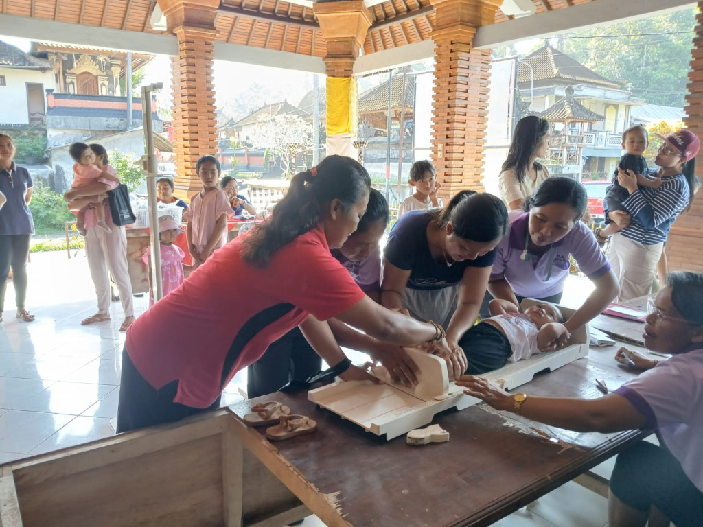 PELAKSANAAN KEGIATAN POSYANDU BALITA DAN LANSIA BANJAR DINAS NYELATI DESA KUWUM
